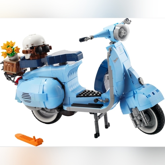 LEGO • Vespa 125 • 1107 Pieces • Item # 10298 - Picture 4 of 10